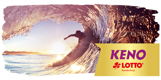 Surfer auf großer Welle im Meer mit dem KENO Logo im Vordergrund
