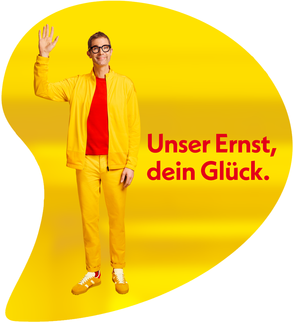 Person in gelbem Outfit mit rotem Shirt hebt die Hand vor gelbem Hintergrund. Daneben steht der Schriftzug „Unser Ernst, dein Glück.“