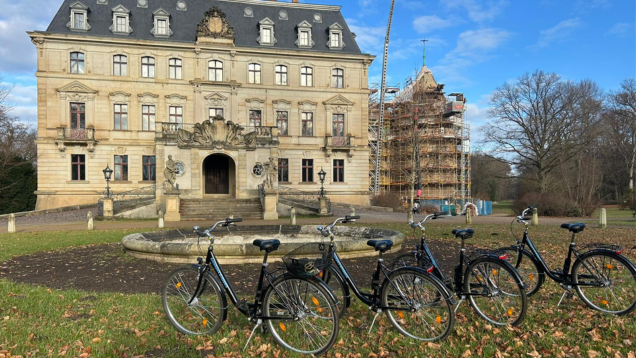 Bild der Fahrräder aufgereiht vor dem Schloss Altdöbern vor blauem Himmel