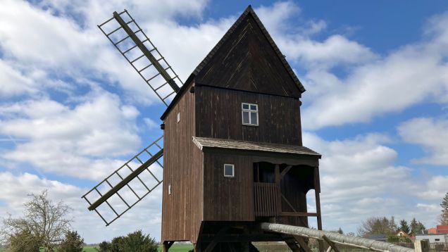 Foto der hölzernen Bockwindmühle in Martinskirchen mit Eingangstreppe