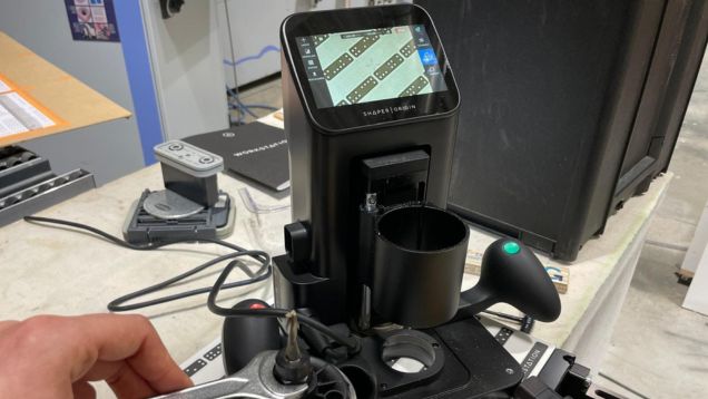 CNC-Fräsmaschine mit Display steht auf einem Werktisch