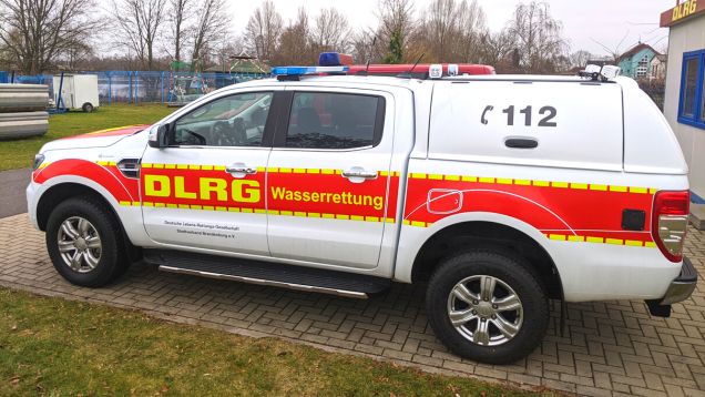 DLRG-Einsatzfahrzeug - Ford Ranger auf dem Parkplatz