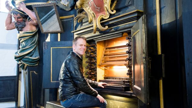 KMD Marcell Fladerer-Armbrecht an der Wagner-Orgel im Dom