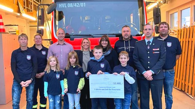 Übergabe eines symbolischen Lottomittelschecks an die Feuerwehr Milower Land