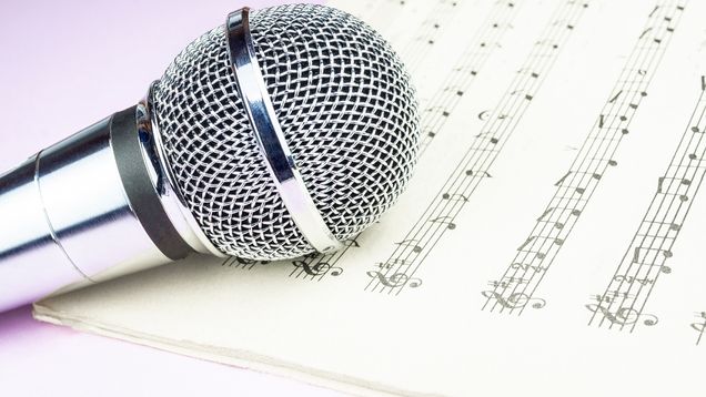 Mikrofon und Notenblatt als Symbol für Heimatsounds Mikrofon und Notenblatt als Symbol für Heimatsounds