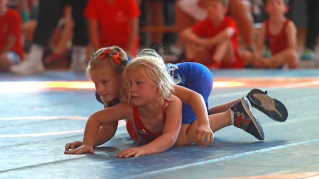 Foto in Nahaufnahme von zwei kleinen Mädchen im Judokampf auf der Tatami bei den Kinder- und Jugendsportspiele 2024 