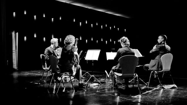 S/W-Foto von Aufführung des Bläserquintett OPUS 45 zu 75 Jahre Grundgesetz