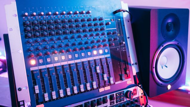 Foto einer in Hellblau und Pink beleuchteten Musikanlage mit Soundbox