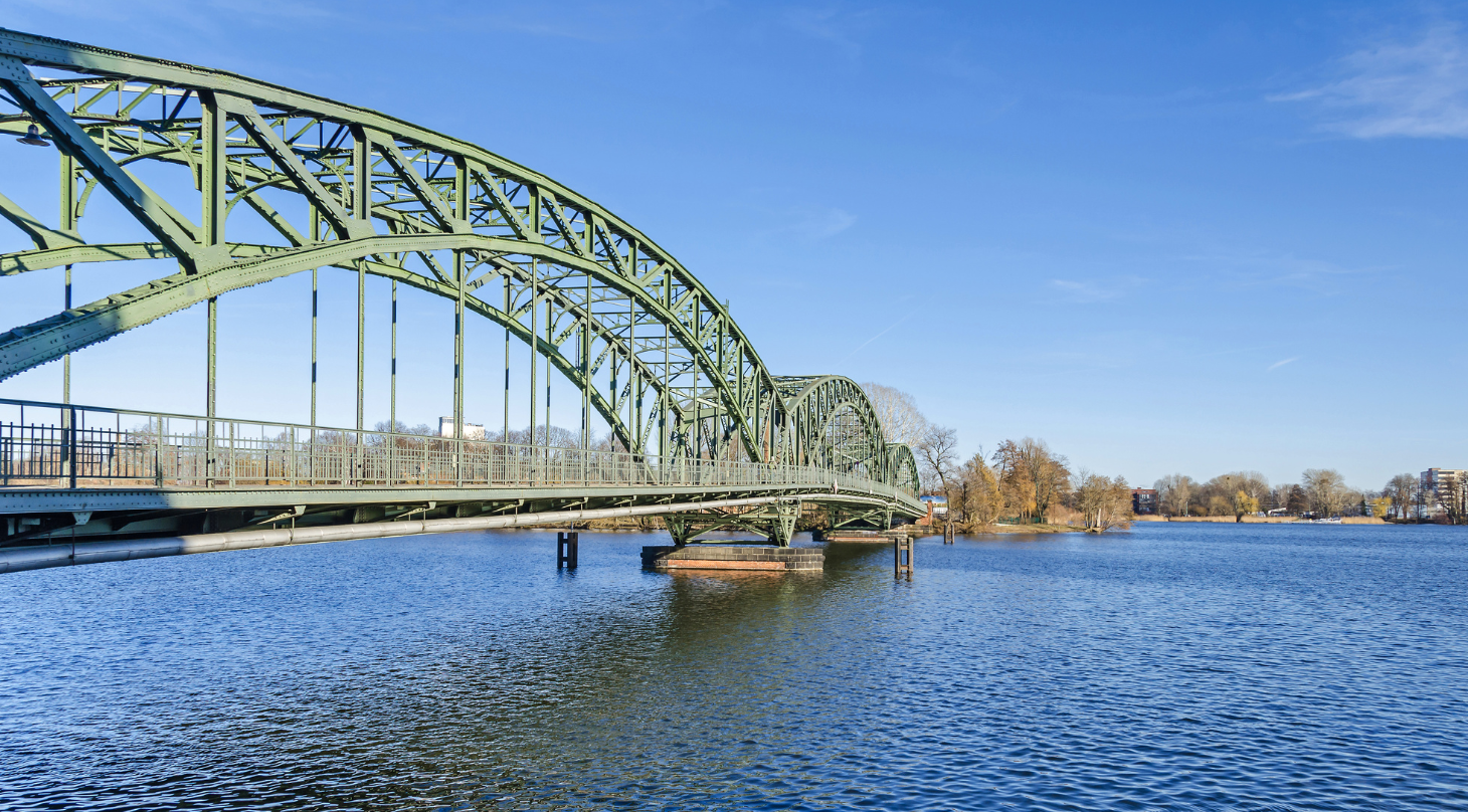 Foto der Plauer Brücke, die sich über den himmelblauen See erstreckt