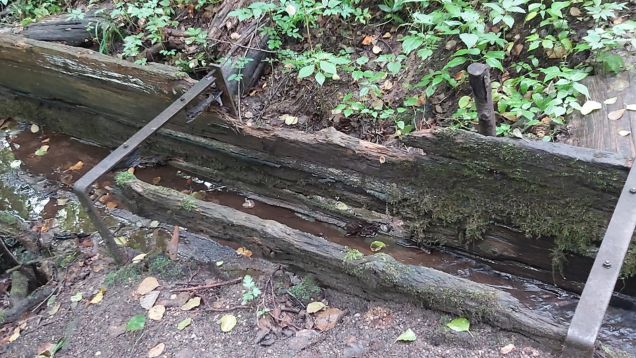 Restaurierungsbedürftiger Lauf des Falkenberger Wasserrades