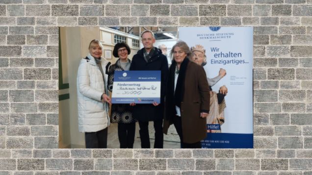 Foto von der Scheckübergabe der Deutschen Stiftung Denkmalschutz an Propst Arndt in der Kirche St. Pter und Paul Potsdam mit vier Personen