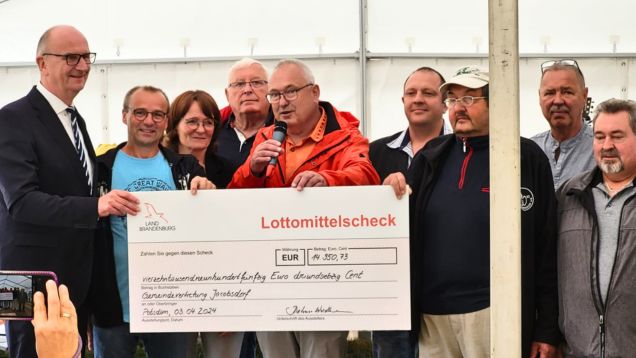 Foto von der Scheckübergabe mit dem Ministerpräsidenten Dr. Dietmar Woidke 