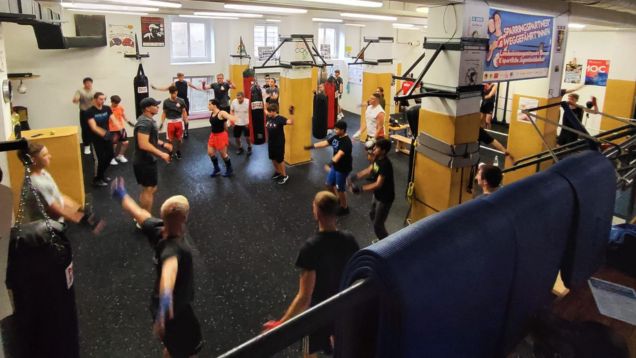 Foto von Sporttreibenden Personen in einem Trainingsraum mit Geräten