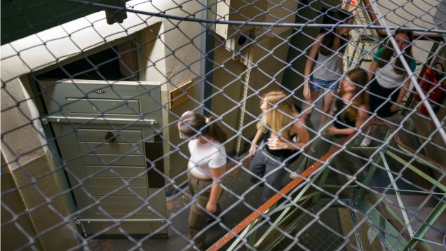 Zeitzeugenführung für Schüler:innen in der Gedenkstätte Lindenstraße