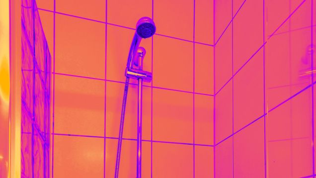 Symbolbild Duschkabine mit orange-rotem Filter