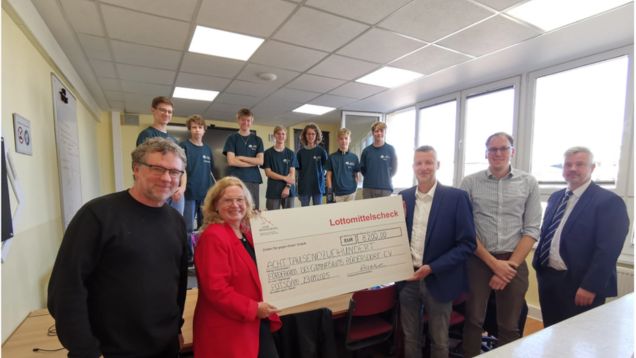 Übergabe Lottomittelscheck an Heinitz-Gymnasiums in Rüdersdorf für VEX-Roboter-Weltmeisterschaft