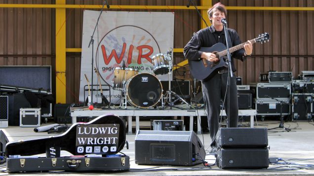 Foto von Bühne und Gitarrist beim WIR - Festival für Respekt