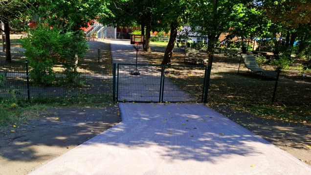 Eingang mit Zauntor und Weg zum Kinder- und Familienzentrum