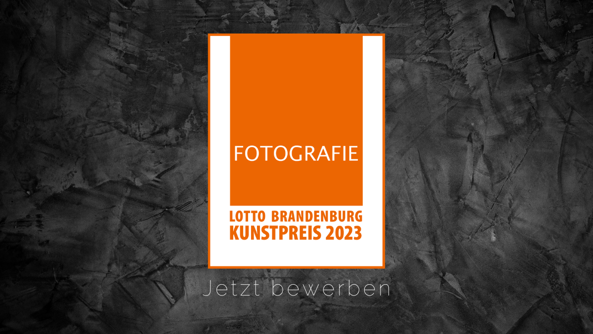 Grafisches Symbolbild mit orangem Logo des Lotto Brandenburg Kunstpreis Fotografie Grafisches Symbolbild mit orangem Logo des Lotto Brandenburg Kunstpreis Fotografie