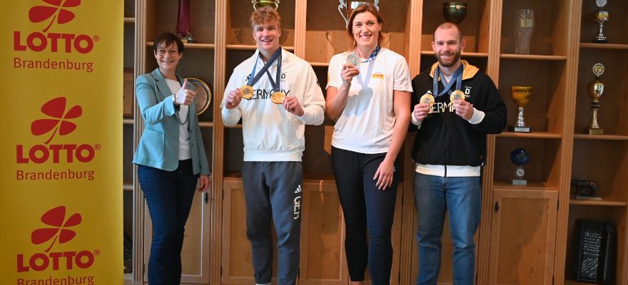 Foto v.l.n.r.: Anja Bohms (Geschäftsführerin LOTTO Brandenburg), Olympioniken Jacob Schopf, Kristin Pudenz und Max Lemke Foto v.l.n.r.: Anja Bohms (Geschäftsführerin LOTTO Brandenburg), Olympioniken Jacob Schopf, Kristin Pudenz und Max Lemke