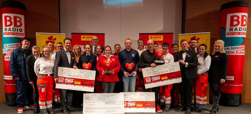 Finale mit allen Hörerhelden 2024 auf der Bühne zur Gala Finale mit allen Hörerhelden 2024 auf der Bühne zur Gala