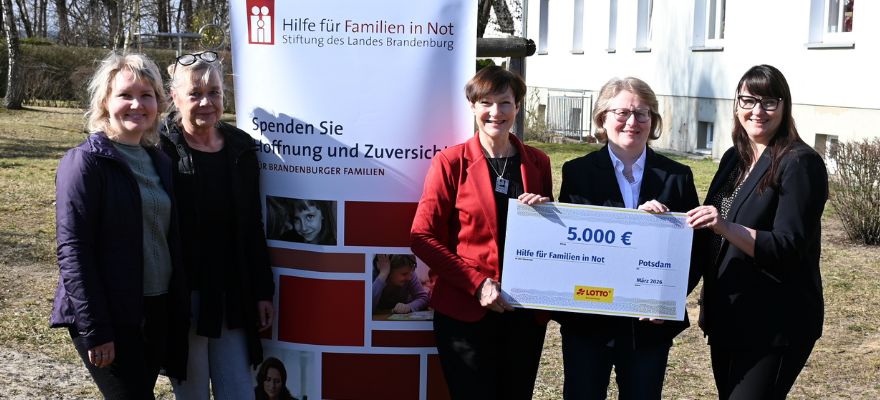 Übergabe des Symbolschecks. Personen v.l.n.r.: Madeline Sturhahn, Angela Schweers, Anja Bohms, Antje Klingebiel, Anja-Christin Faber