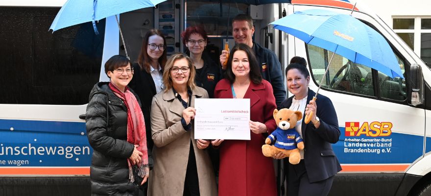Übergabe Lottomittel für den ASB Wünschewagen mit Sozialministerin Britta Müller