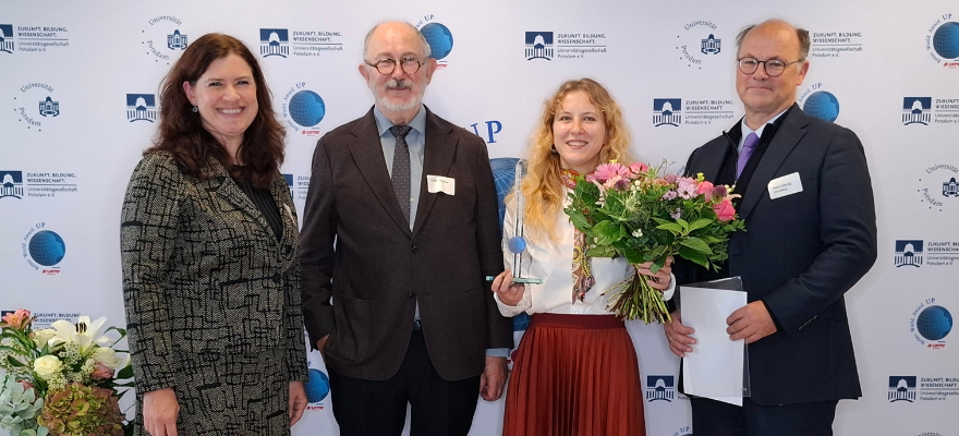 Preisträgerin Valeriya Denisova erhält Pokal und Urkunde des Better World Award 2025