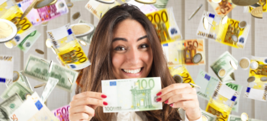 100.000 Euro fallen nach Cottbus und Potsdam-Mittelmark Frau hält Geldschein