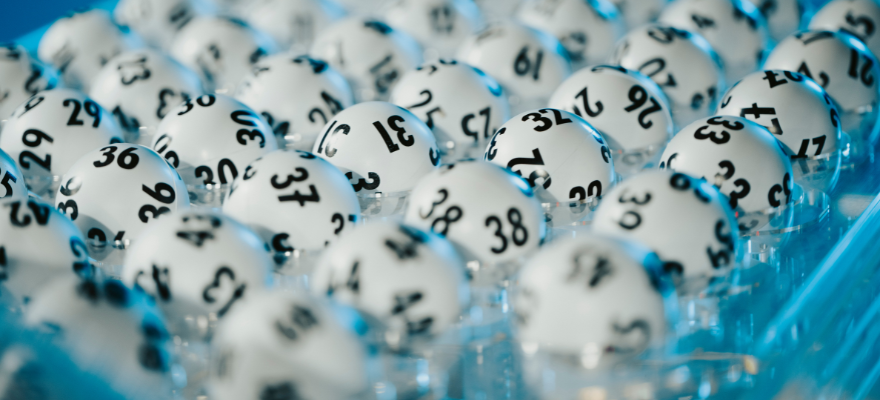 Lotto Kugeln in Schütte Lottokugeln liegen sortiert in der Schütte