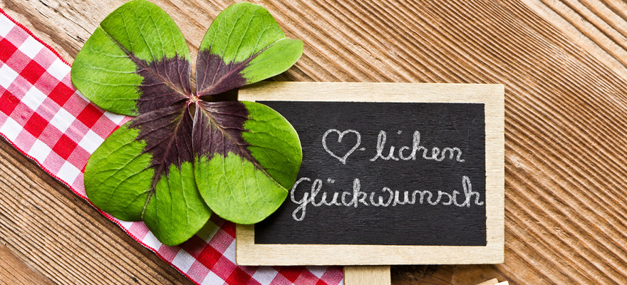 Vierblättriges Kleeblatt mit Glückwunschtafel