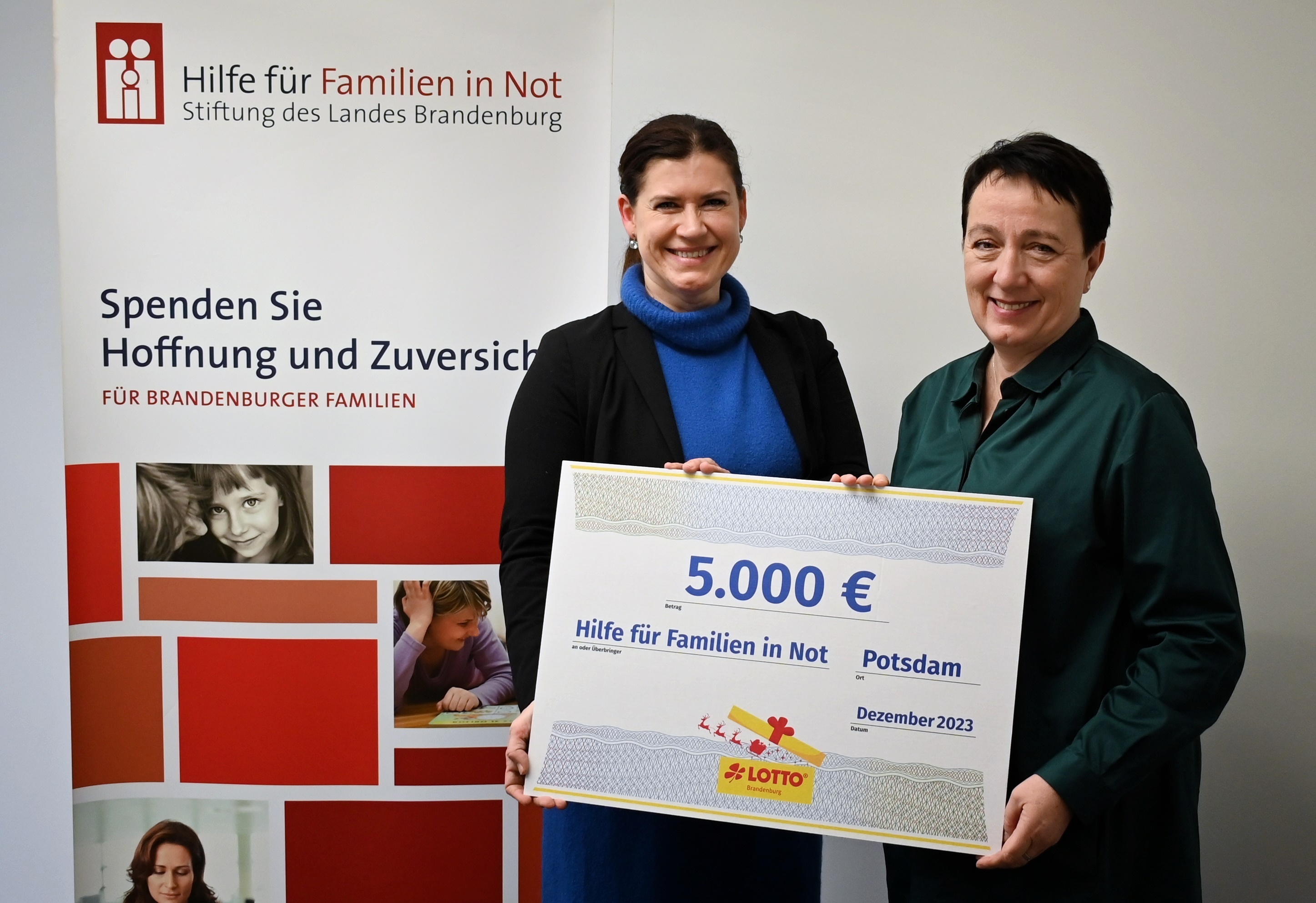 Spendenscheck in Höhe von 5.000 Euro an Stiftung „Hilfe für Familien in Not“ überreicht