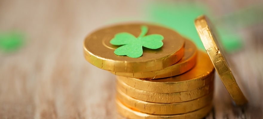 Märkisch-Oderland: Jackpot im Spiel 77 mit knapp 1 Million Euro geknackt Schokotaler in goldenem Papier liegen auf einem Stapel