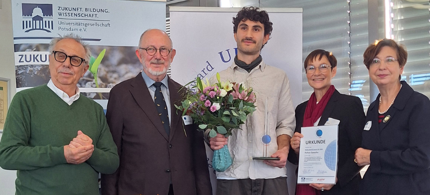 Rohan Sawahn erhält den „Better World Award UP 2024“ Preisträger Rohan Sawahn erhält Pokal und Urkunde