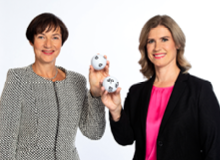 Presse-Bild Anja Bohms und Kerstin Kosanke mit Lottokugeln in der Hand