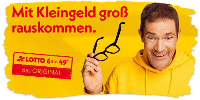 Ernst Glück in gelbem Hoodie auf gelbem Hintergrund und Slogan 'Mit Kleingeld groß rauskommen'
