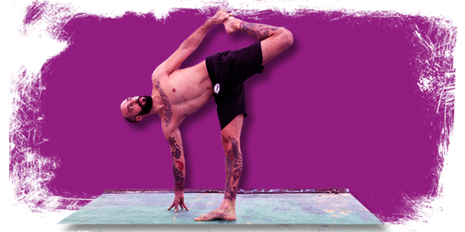 Ein Mann steht in Yoga-Pose auf lila Hintergrund
